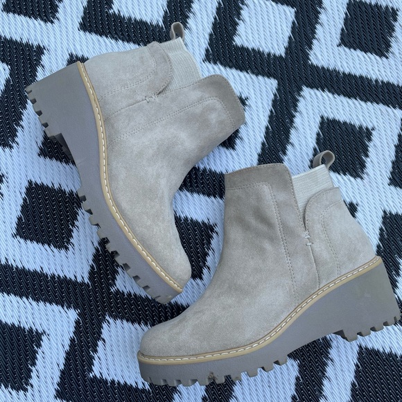 Dolce Vita Lug Sole Chelsea Boots in Light grey Sz 8 - Picture 1 of 10